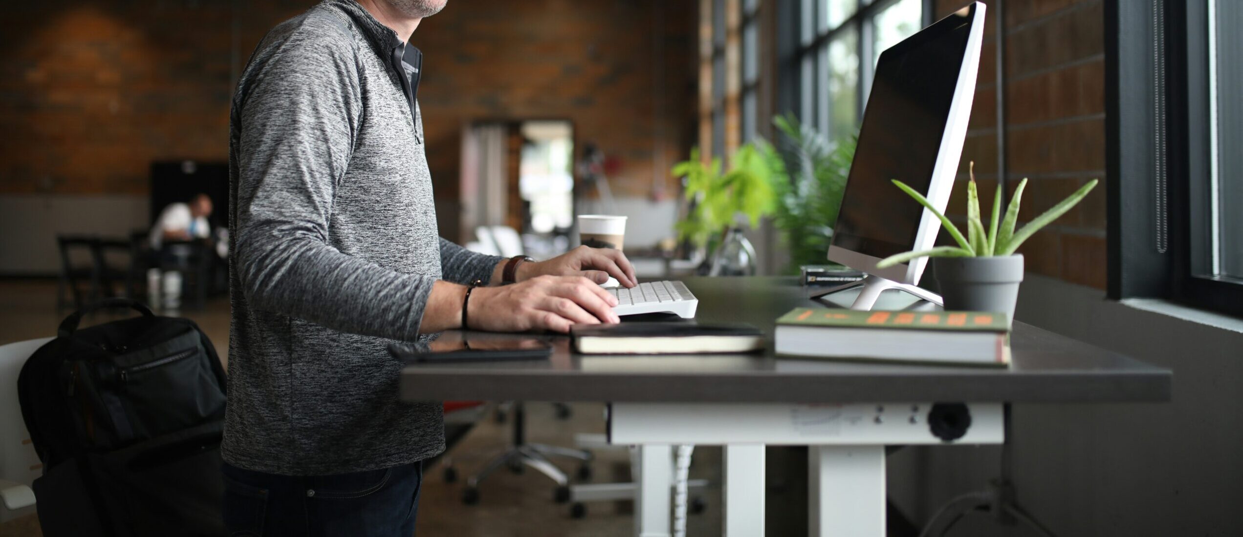 Aménagement ergonomique d'un poste de travail avec mobilier ajustable