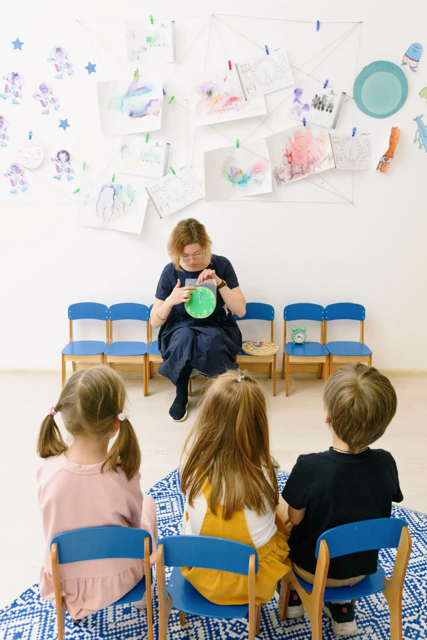 mobilier de crèche à hauteur d'enfant, source de posture contrainte pour l'adulte