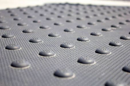Tapis anti-fatigue installé devant un poste de travail debout