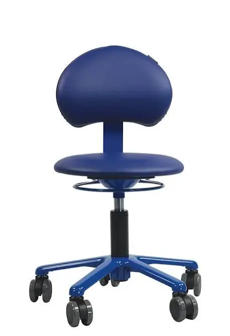 tabouret roulant bas utilisé en crèche pour préserver le dos de l'éducateur tout en gardant le contact visuel avec l'enfant