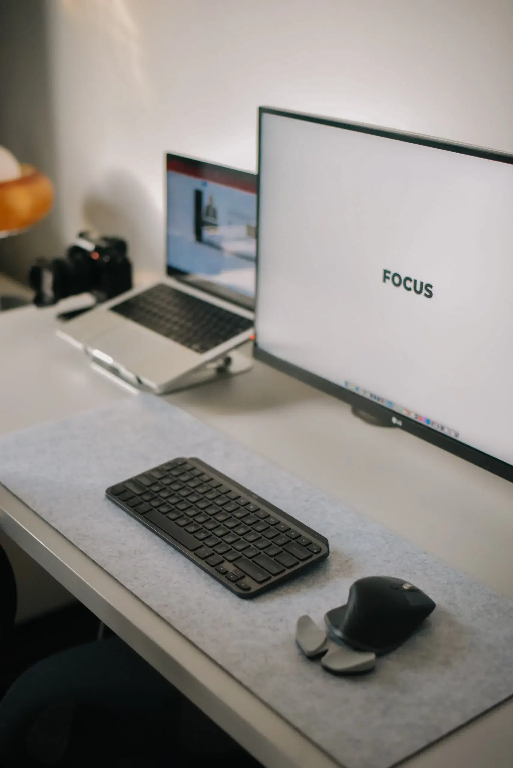 Ergonomie et travail sur écran | Mon Partenaire Ergo Position des écrans en double écran, à hauteur du nez et à distance d'un bras