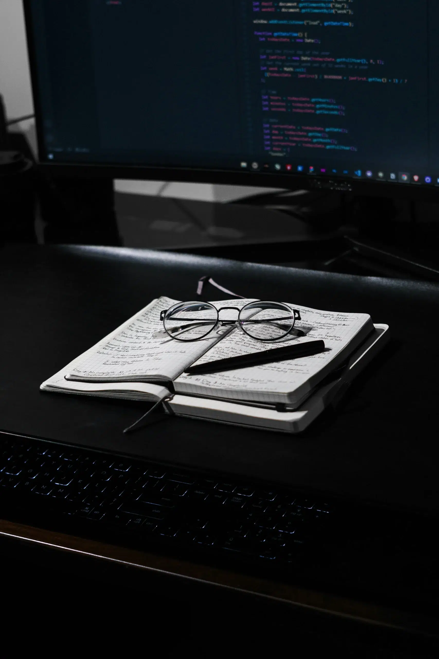 Ergonomie et travail sur écran | Mon Partenaire Ergo Clavier à 5 à 10 cm du bord du bureau, souris proche et porte-documents incliné