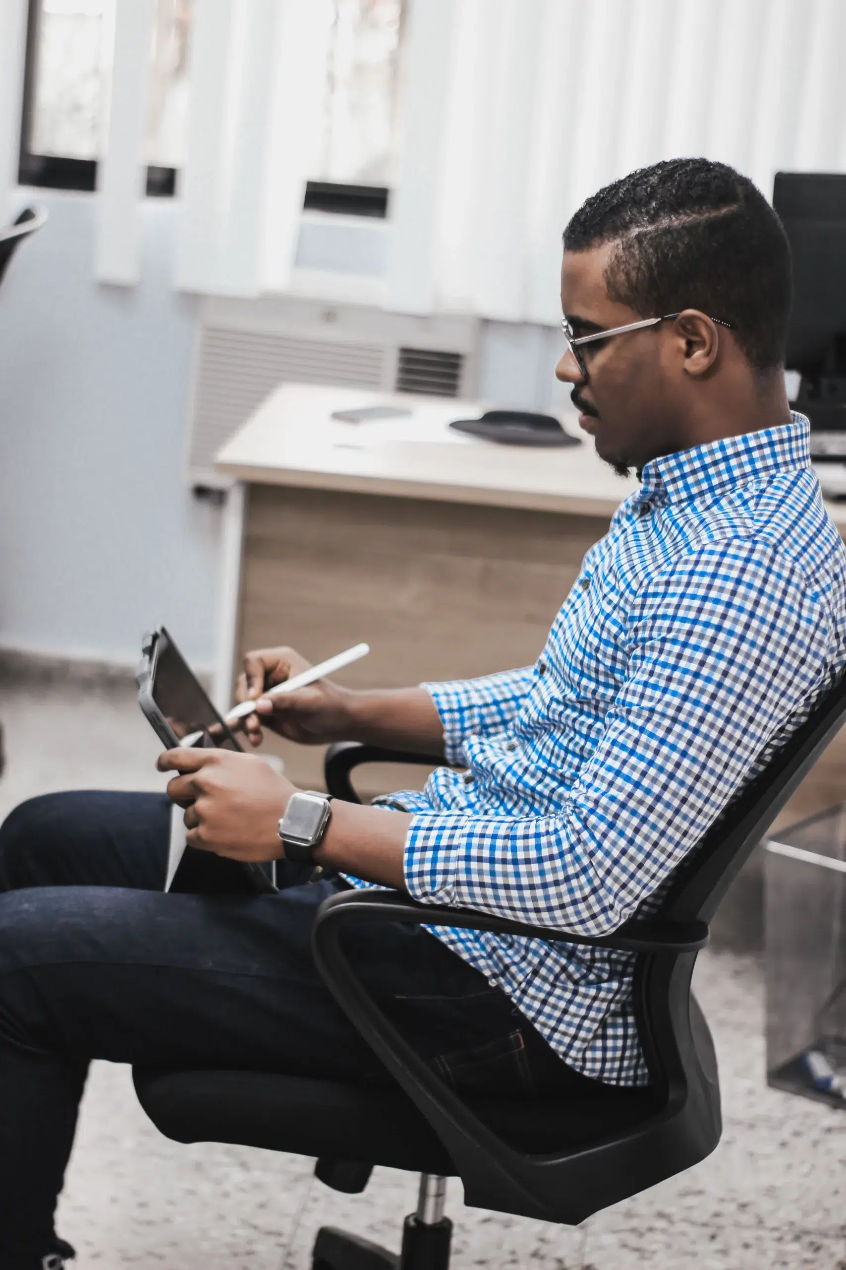 Ergonomie et travail sur écran | Mon Partenaire Ergo Réglage de la chaise de bureau : pieds à plat, profondeur d'assise et soutien lombaire